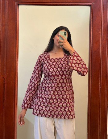 MAROON MOTIF HANDBLOCK SHORT STRAIGHT KURTI