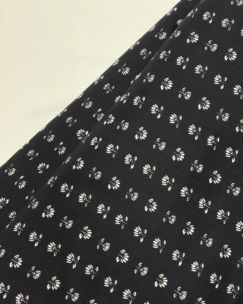 BLACK  FLOWER MOTIF ROSE TOP