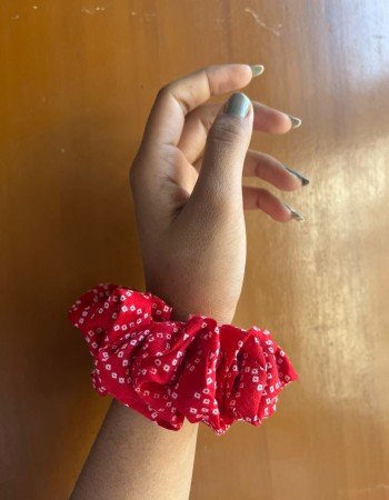RED BANDHEJ SCRUNCHY