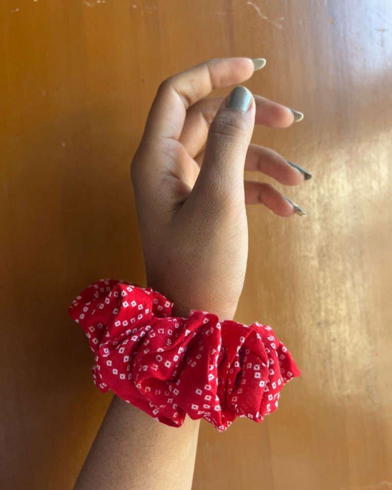 RED BANDHEJ SCRUNCHY