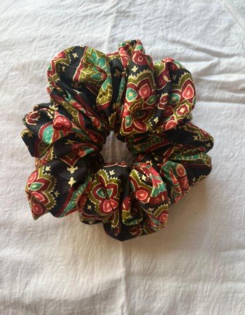 BLACK MULTICOLOURED SCRUNCHY