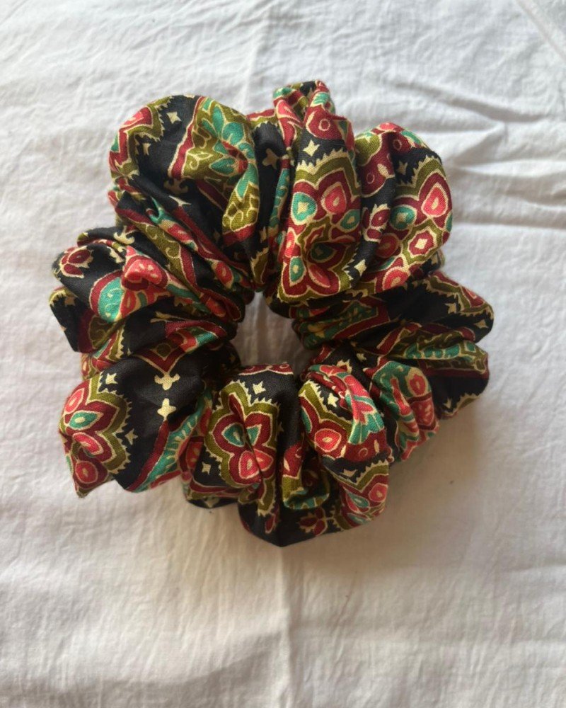 BLACK MULTICOLOURED SCRUNCHY