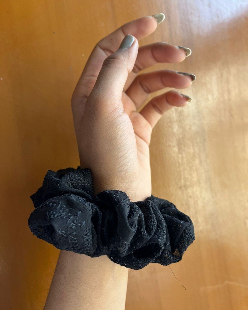 BLACK CHIKANKARI SCRUNCHY