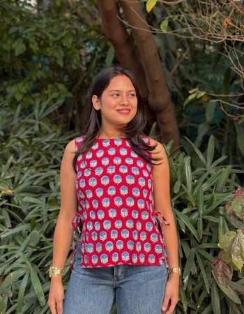 RED MOTIF HANDBLOCKED PIHU TOP