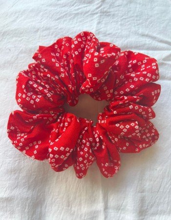 RED BANDHEJ SCRUNCHY