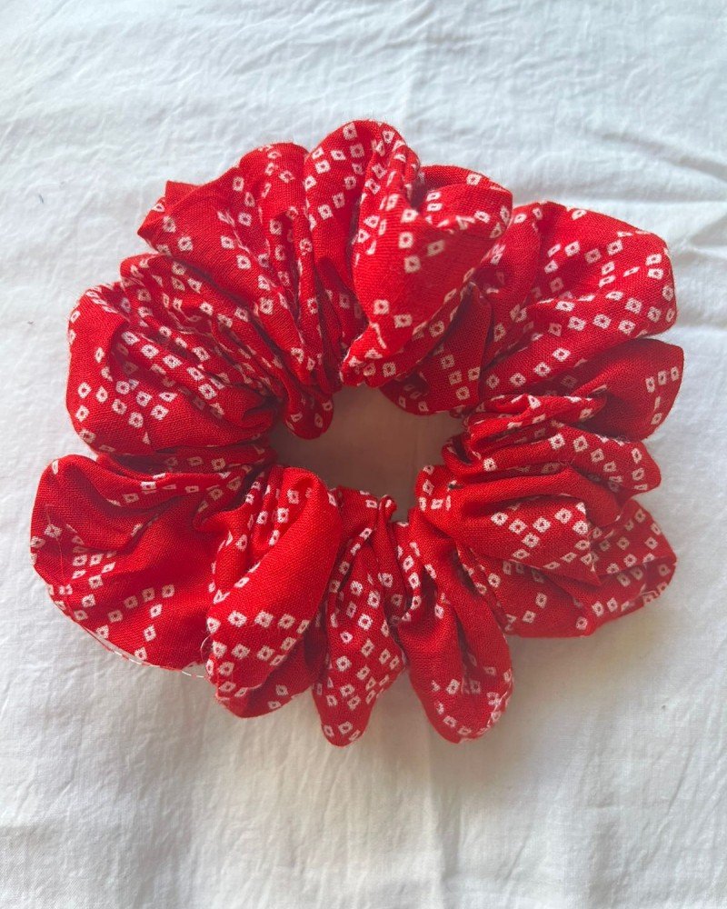 RED BANDHEJ SCRUNCHY