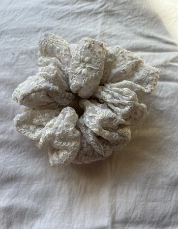 WHITE CHIKANKARI SCRUNCHY