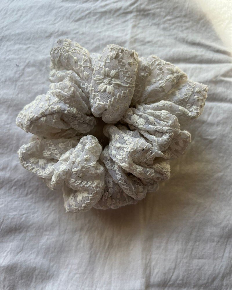 WHITE CHIKANKARI SCRUNCHY