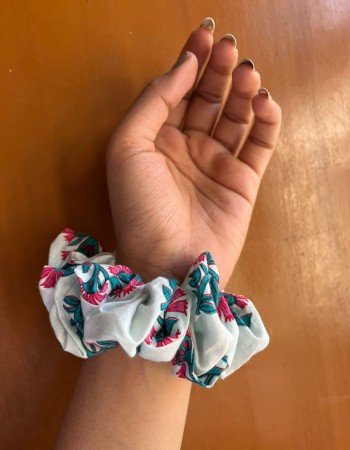 WHITE FLORAL SCRUNCHY