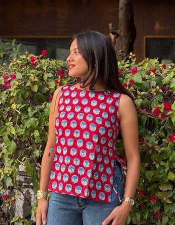 RED MOTIF HANDBLOCKED PIHU TOP