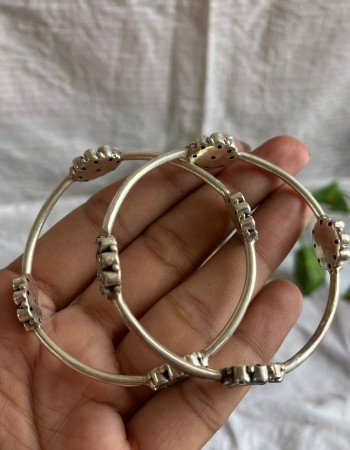 925 HALLMARKED SILVER STONE BANGLES (SET OF2)