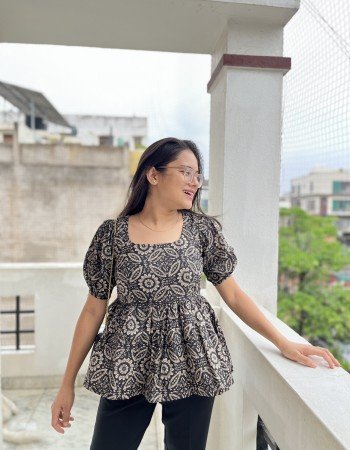 BLACK  FLOWER MOTIF ROSE TOP