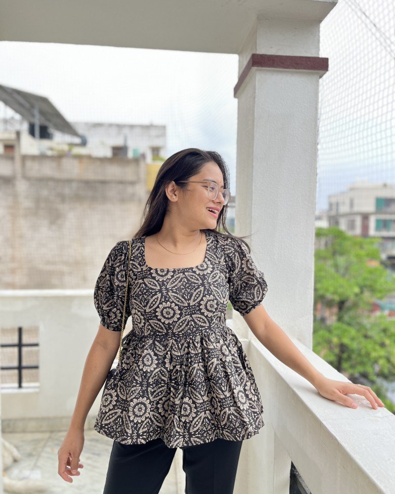 BLACK FLORALS ROSE TOP