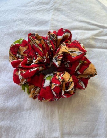 RED FLORAL SCRUNCHY