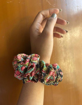 BLACK MULTICOLOURED SCRUNCHY