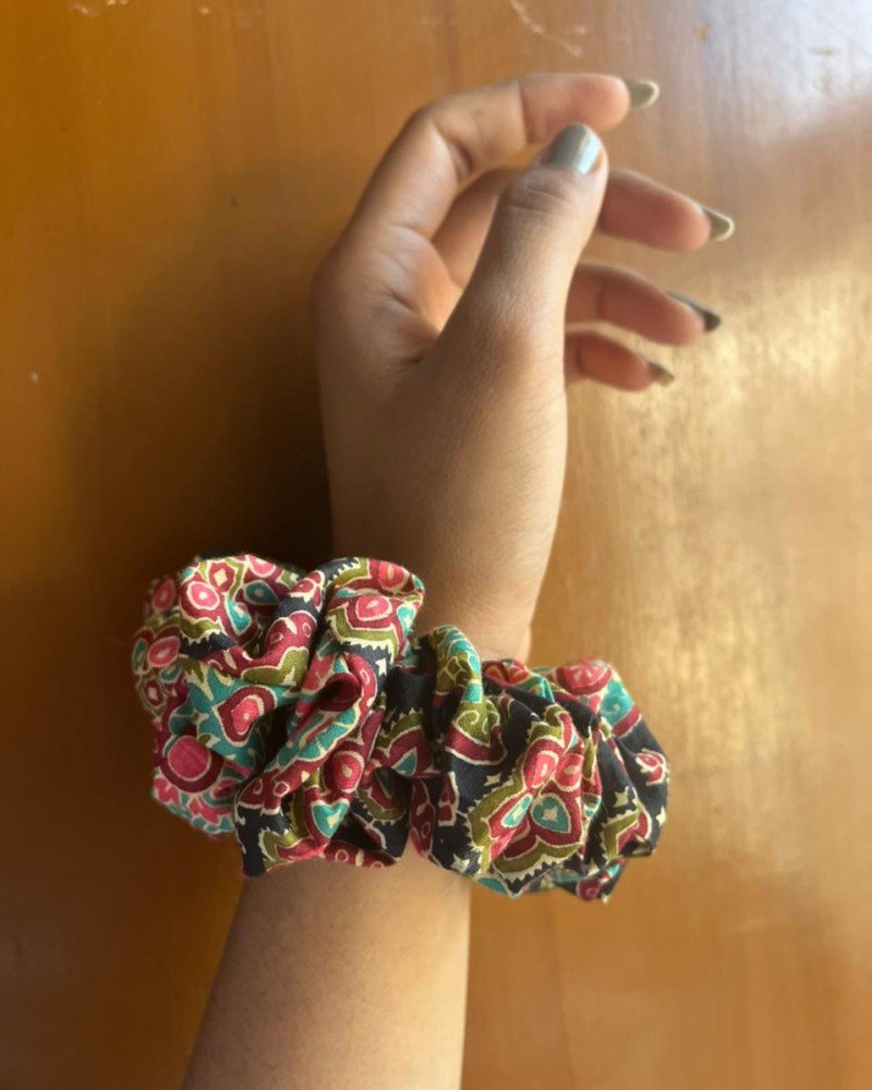 BLACK MULTICOLOURED SCRUNCHY