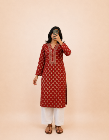 MAROON LITTLE MOTIF LONG STRAIGHT KURTI