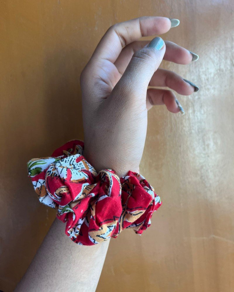 RED FLORAL SCRUNCHY