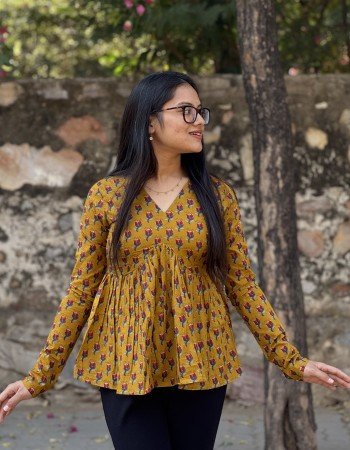 MUSTARD LITTLE MOTIF CLAIRE TOP