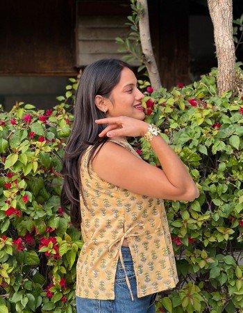 LIGHT MUSTARD LITTLE MOTIF HANDBLOCKED PIHU TOP