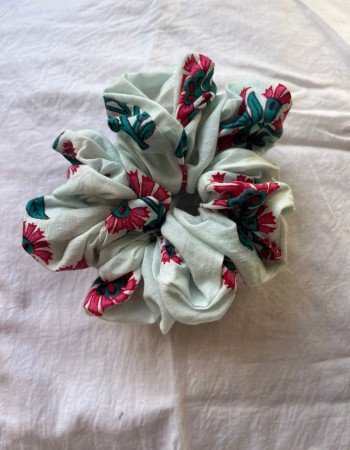 WHITE FLORAL SCRUNCHY