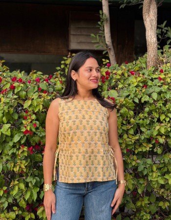 LIGHT MUSTARD LITTLE MOTIF HANDBLOCKED PIHU TOP