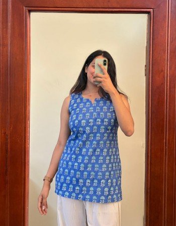 BLUE MOTIF HANDBLOCK SHORT STRAIGHT KURTI