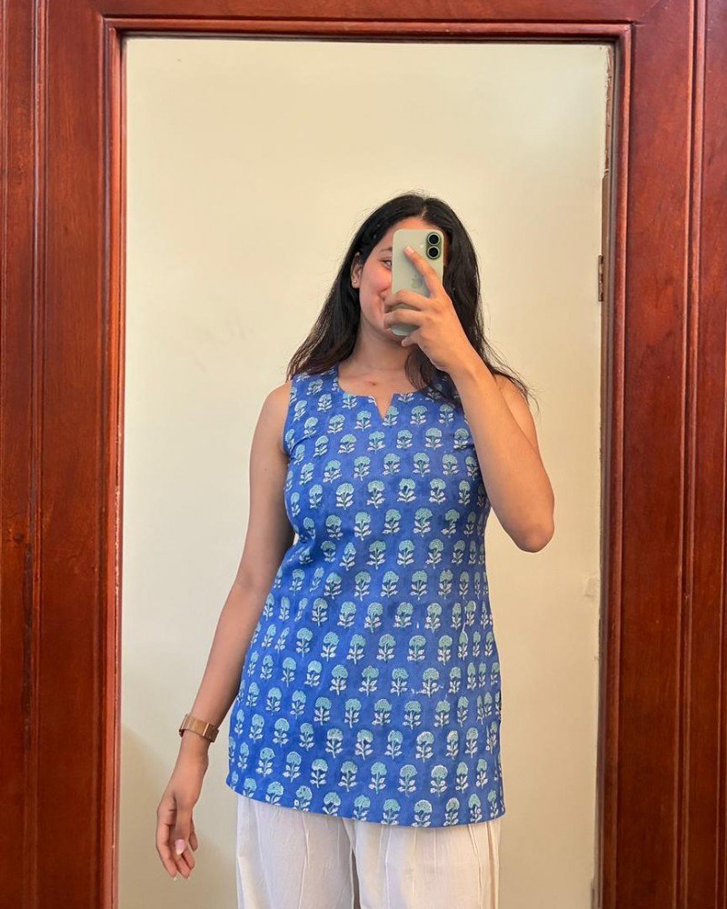 BLUE MOTIF HANDBLOCK SHORT STRAIGHT KURTI