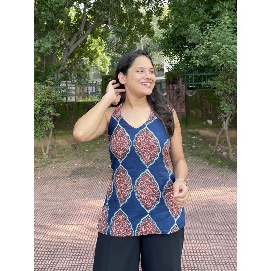 BLUE MAROON MOTIF BACKLESS SHORT KURTI BLUE MAROON MOTIF BACKLESS SHORT KURTI