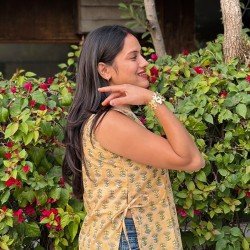 LIGHT MUSTARD LITTLE MOTIF HANDBLOCKED PIHU TOP