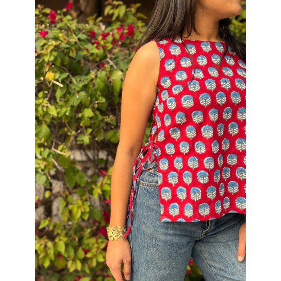 RED MOTIF HANDBLOCKED PIHU TOP