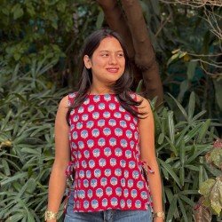 RED MOTIF HANDBLOCKED PIHU TOP