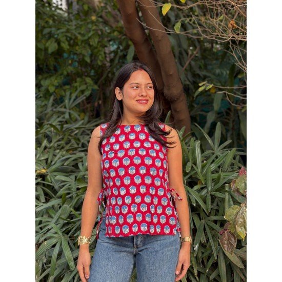 RED MOTIF HANDBLOCKED PIHU TOP