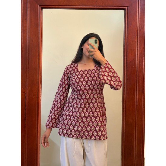 MAROON MOTIF HANDBLOCK SHORT STRAIGHT KURTI