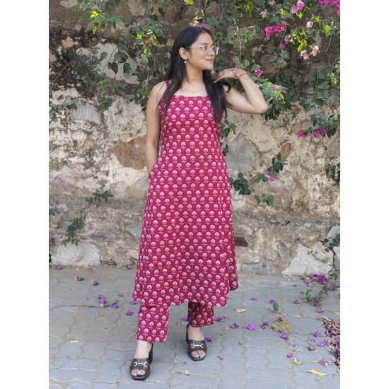 MAGENTA SMALL FLORAL MOTIF A LINE KURTI MAGENTA SMALL FLORAL MOTIF A LINE KURTI